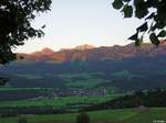 Die Sonnenköpfe und Altstädten davor liegen bereits im Schatten, die Berge dahinter liegen im letzten Abendlicht (Oberallgäu - Sommer 2004)