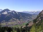 Blick hinunter nach Bad Hindelang ins Ostrachtal, einem Seitental des Illertales hinüber auf die Hörner (Landkreis Oberallgäu - Ostern 2005)