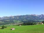 Blick von der Wittelsbacher Höhe bei Ofterschwang-Schweineberg über das Illertal mit Altstädten auf die Sonnenköpfe (Landkreis Oberallgäu - August 2005)