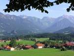 Blick von der Wittelsbacher Höhe bei Ofterschwang-Schweineberg über das Illertal in Richtung Oberstdorf (Landkreis Oberallgäu - August 2005)