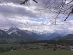 Blick von der Wittelsbacher Höhe bei Ofterschwang-Schweineberg über Schweineberg hinweg in Richtung Allgäuer Hauptkamm (Landkreis Oberallgäu - April 2006)