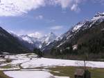 Trettachtal hinter Oberstdorf bei Dietersberg mit Trettachspitze im Hintergrund (Landkreis Oberallgäu - April 2006)