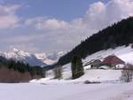 Rohrmoos, einem Ortsteil von Oberstdorf, ist nur über eine Mautstraße zu erreichen, die an der Alpte Schattwald vorbeiführt  (Landkreis Oberallgäu - April 2006)