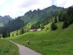 Die bewirtschaftete Laufbichl-Alpe liegt in einem einsamen Tal oberhalb des Giebelhauses, von Bad Hindelanger Ortsteil Hinterstein in gut 3 Stunden zu Fuß erreichbar (Landkreis Oberallgäu - Juli 2006) 