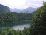 Freibergsee mit Skiflugschanze im Stillachtal hinter Oberstdorf mit bequemen Rundweg oberhalb des Sees (Landkreis Oberallgäu - Juli 2006)