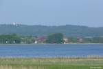 Blick über den Selliner See hinweg auf den Turm von Schloss Granitz (Mönchgut, Rügen, Mai 2011)