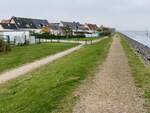 Wasserschutzwall an der Unterwarnow im Bereich Hohen Düne bei Warnemünde am 11.