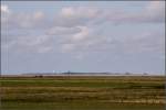 Von Spieka-Neufeld im Cuxland geht der Blick ber das Deichvorland bis hinber zur Insel Neuwerk. In der Inselmitte ist der mchtige Leuchtturm zu sehen. 18.08.2009