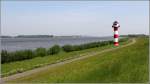 Elbe bei Lhe mit dem neuen Leuchtturm Somfletherwisch Unterfeuer. Auf der anderen Elbseite liegt Wedel. 23.05.2012