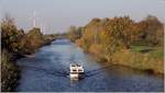 Der Hadelner Kanal, hier bei Bülkau, dient nicht nur dem Schiffsverkehr sondern auch der Entwässerung des Landstrichs in die Elbe. 14.10.2018