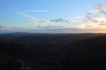 Blick während des Sonnenuntergangs von den Hahnenkleeklippen Richtung Süden über das tief eingeschnittene Odertal und Bergreihen des Südharzes bis nach Thüringen hinein;