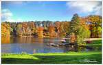 Blick vom Restaurant auf das Bootshaus am Brunausee, Bispingen/Behringen Lüneburger Heide.
Ende Oktober 2024.