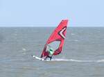 Ein Windsurfer vor Neuharlingersiel am 09.08.24.