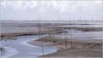 Das Wremer Tief bietet den Kutterfischern bei Flut den Weg in den Sielhafen von Wremen. Die bei Ebbe besonders gut zu sehenden Pricken weisen dabei den Weg. 03.09.2007