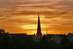 Sonnenuntergang in der Eifel mit dem Turm der St.