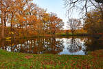 Bäume im herbstlichen Abendlicht umrunden den Teich an der Burg Eu-Schweinheim - 20.11.2020