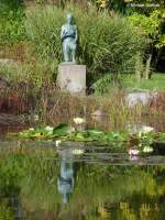 Grugapark Essen - Figur  Eos  und Seerosen auf einer kleinen Teichanlage (Oktober 2014)