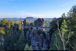 Der Klassiker der Sächsischen Schweiz schlechthin: die Basteibrücke in der Sichtachse vom Ferdinandstein, fotografiert am frühen Abend.