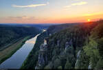 Letzte Sonnenstrahlen über der Elbe bei Kurort Rathen, genossen vom  Balkon Sachsens  auf der Bastei.

🕓 19.8.2024 | 20:00 Uhr