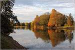 Herbstliche Farben am Ufer des Wörlitzer Sees im Wörlitzer Park, der zum UNESCO-Weltkulturerbe gehört. 20.10.2019