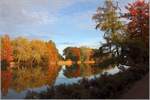 Herbstliche Farben am Ufer des Wörlitzer Sees im Wörlitzer Park, der zum UNESCO-Weltkulturerbe gehört. 20.10.2019