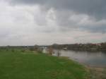 Ein Blick vom westlichen Ufer ber die Elbe hinweg auf Hohenwarthe
und im Hintergrund die derzeit gesperrte Trogbrcke des Wasserstraenkreuzes.
Fotostandpunkt ist der Treppenabstieg auf der Autobahnbrcke ( Autobahn 2 Berlin - Hannover )
07.04.2008 