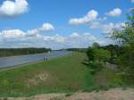 Von dieser Anhhe aus hat man einen guten Ausblick auf den Mittellandkanal bei Hohenwarthe.
Rechts unten schwach zu erkennen die Kanalstrae in Hohenwarthe. 
Im Hintergrund die Brcke der Verbindungsstrae zwischen den Orten Hohenwarthe und Niegripp.
Kurz hinter dieser Brcke befindet sich die zum Wasserstraenkreuz Magdeburg gehrende 
Doppelsparschleuse Hohenwarthe worin die Schiffe den Hhenunterschied zwischen dem Mittellandkand , - 
und Elbe Havel Kanal berwinden. Die Wegen zu beiden Seiten des Mittellandkanals werden gern von zahlreichen 
Wanderen und Radtouristen genutzt . ( 01.Mai 2008 )