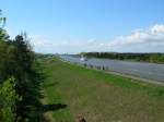 Der gleiche Fotostandort wie auf dem vorigen Bild nur jetzt die Blickrichtung West. 
Im Hintergrund die Trogbrcke des Wasserstraenkreuzes Magdeburg. 1.Mai 2008 )