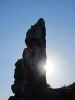 Einzelner Sandsteinfelsen der Teufelsmauer (Harz) im Gegenlicht am 29.09.2024.