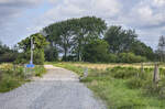 Landschaft am kleinen Grenzübergang Westre – Lydersholm auf der dänisch-deutschen Grenzroute. Der Grenzübergang ist offiziell der Landwirtschaft, Radfahrern und Wanderern vorbehalten. Das Foto wurde in nördlicher Richtung in Richtung Dänemark aufgenommen. Aufnahme: 11. August 2024