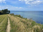 Wanderweg an der Steilküste auf der Nordseite des Dänischen Wohlds. Aufnahme: 27. August 2024.