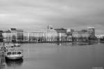 Blick auf die Binnenalster mit ihren traditionellen Schiffen.
Leider waren an diesem Tag keine weiß gefiederten Schwäne unterwegs.