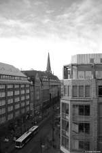 Einen traumhaften Blick auf die Innenstadt oder auf dem Hamburger Hauptbahnhof hat man von der recht großen Dachterasse des  Karstadt Sport .
Ihr ein Blick auf die Mönckebergstraße.