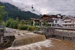 Wegen das Starkregens am Vortag, bringt die Ziller viele Ablagerungen mit dem Wasser mit sich wie hier an dem kleinen Wasserfall in Mayrhofen zu sehen ist. 19.08.2024