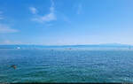 Alpen-Panorama der Nordostschweiz, ins Bild gerückt bei etwas diesiger Sicht am Zeppelinhaus in Friedrichshafen.