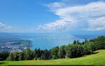 Auf dem gut 1000 Meter hohen Pfänder bei Bregenz (AT) lässt sich der Bodensee von Ost nach West bestaunen. Eigentlich hatte sich eine Gewitterfront angekündigt, aber die blieb zum Glück in Deutschland (rechts). Links die Stadt Bregenz und weiter westlich das Rheindelta und die Schweiz.

🕓 2.8.2024 | 13:23 Uhr