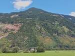 Bergregionen im Zillertal, aufgenommen aus dem Zug der Zillertalbahn.