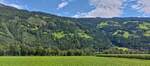 Bergregionen im Zillertal, aufgenommen aus dem Zug der Zillertalbahn.