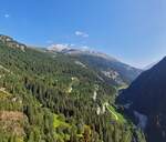 Blick von der Staumauer des Schlegeisspeicher ins Tal in Richtung Ginzling, mit den Serpentinen um zum Parkplatz bei der Staumauer zu gelangen.