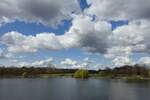 Hamburg am 15.4.2021: Wolken über dem Stadtparksee (Winterhude)  /