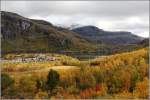 Das Flamsdalen aus dem Zugfenster der Flamsbahn. Die Zugfahrt beginnt in 867 m Hhe und endet 2 m ber dem Meeresspiegel. Das macht sich auch in der unterschiedlichen Frbung des Herbstlaubes bemerkbar. 27.09.2012