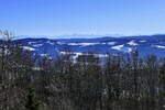 Blick vom 1241m hohen Kandel über die Schwarzwaldberge, am Horizont die Schweizer Alpen mit dem Berner Oberland, Dez.2024