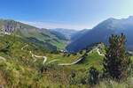 Blick ins Tal in Richtung Hintertux, aufgenommen von der Mittelstation Sommerberg, beim Hinter Tuxer Gletscher. 23.08.2024