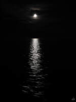 Der Mond und das Meer, so gesehen im Juli 2024 bei der Überfahrt von Calias nach Dover.