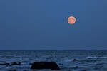 Vollmond vor Sassnitz mit „Klein Helgoland“ im Vordergrund.