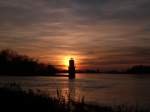 Und hier der Leuchtturm an der Elbe ganze 2 Minuten spter um 15:56 Uhr etwas nher herangeholt. 
( 28.12.2007 ) Blickrichtung elbauswrts . Die nchsten Orte sind links auf der Ostseite Hohenwarthe
und rechts auf der Westseite Glindenberg.