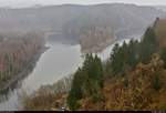 Damals noch mit einer einfachen Digitalkamera von Medion ausgestattet, machte ich als 14-Jähriger nebenbei meine ersten Gehversuche in der Landschaftsfotografie.
Die Aufnahme zeigt die Rappbode an der Rappbode-Talsperre im Harz an einem trüben, nebligen Märztag.
[10.3.2015 | 11:46 Uhr]