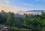 Nebel liegt in der Luft, als am Morgen aus dem Fenster der Pension im beschaulichen Mezná (CZ) geschaut wurde.