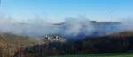 Nebelbank im Tal der Sauer nahe Bourscheid, mit dem Schlo Bourscheid. 26.12.11.30 Uhr