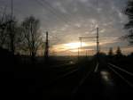 Ganz allmhlich verschwindet hier die Sonne hinter den Wolken ber den Gleisen
der Bahnstrecke 260 Berlin - Magdeburg in Burg . ( 28.11.2007 um 15:11 Uhr )